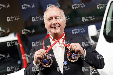 Übergabe der Ford Karnevalsfahrzeuge an das Kölner Karneval Dreigestirn in Köln