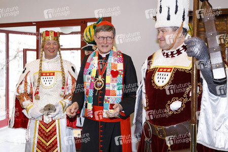 Kardinal Woelki begrüsst das Kölner Karneval Dreigestirn in Köln