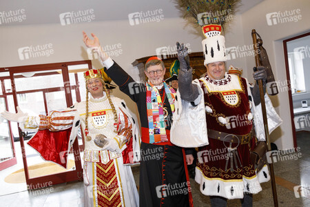 Kardinal Woelki begrüsst das Kölner Karneval Dreigestirn in Köln