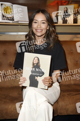 Buchpräsentation 'Dear Mama' von Anna Schürrle in Berlin