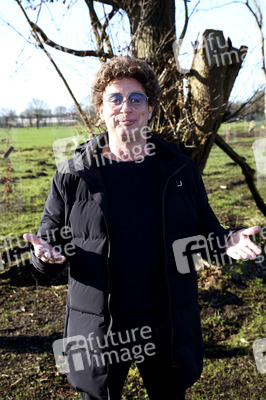 Atze Schröder pflanzt einen Baum in Hamburg