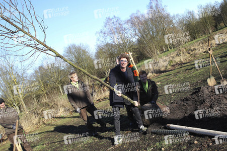 Atze Schröder pflanzt einen Baum in Hamburg
