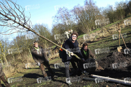 Atze Schröder pflanzt einen Baum in Hamburg