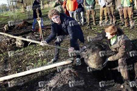 Atze Schröder pflanzt einen Baum in Hamburg