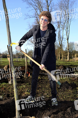 Atze Schröder pflanzt einen Baum in Hamburg