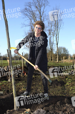 Atze Schröder pflanzt einen Baum in Hamburg