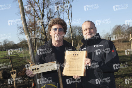 Atze Schröder pflanzt einen Baum in Hamburg