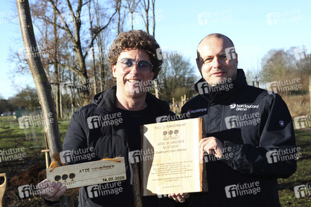 Atze Schröder pflanzt einen Baum in Hamburg