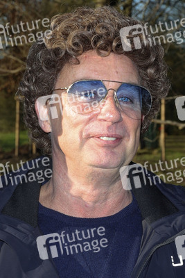 Atze Schröder pflanzt einen Baum in Hamburg