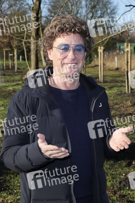 Atze Schröder pflanzt einen Baum in Hamburg