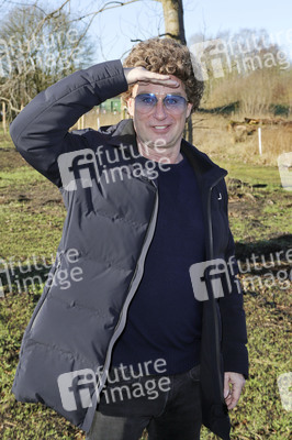 Atze Schröder pflanzt einen Baum in Hamburg