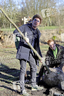 Atze Schröder pflanzt einen Baum in Hamburg