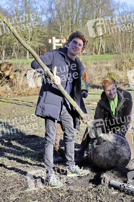 Atze Schröder pflanzt einen Baum in Hamburg