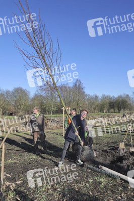 Atze Schröder pflanzt einen Baum in Hamburg