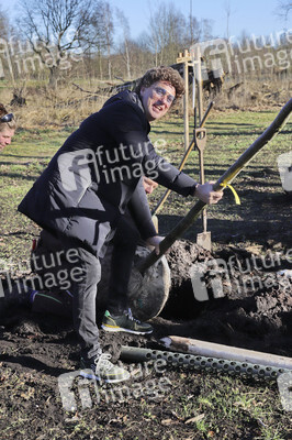 Atze Schröder pflanzt einen Baum in Hamburg