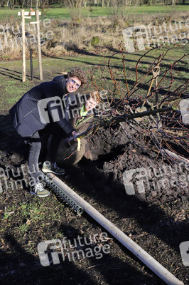 Atze Schröder pflanzt einen Baum in Hamburg