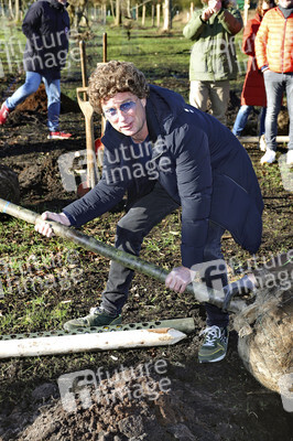 Atze Schröder pflanzt einen Baum in Hamburg