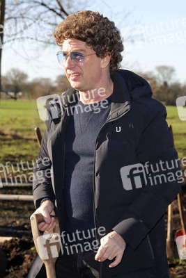Atze Schröder pflanzt einen Baum in Hamburg
