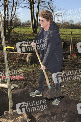Atze Schröder pflanzt einen Baum in Hamburg