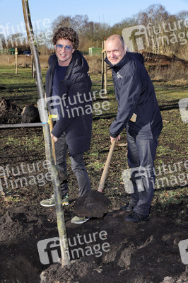 Atze Schröder pflanzt einen Baum in Hamburg
