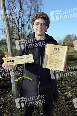 Atze Schröder pflanzt einen Baum in Hamburg