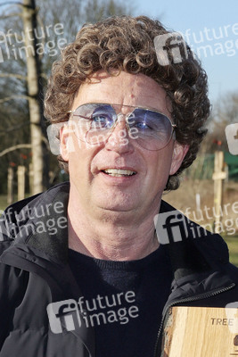 Atze Schröder pflanzt einen Baum in Hamburg