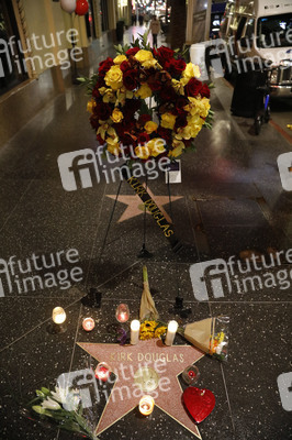 Trauerkundgebungen am Stern von Kirk Douglas in Los Angeles