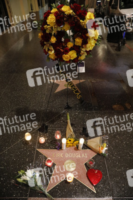 Trauerkundgebungen am Stern von Kirk Douglas in Los Angeles