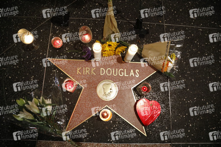 Trauerkundgebungen am Stern von Kirk Douglas in Los Angeles
