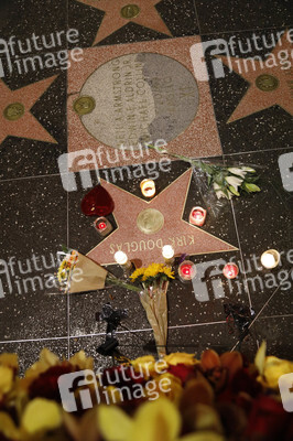 Trauerkundgebungen am Stern von Kirk Douglas in Los Angeles