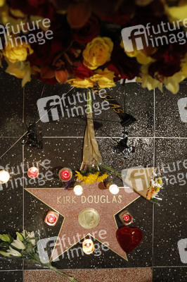 Trauerkundgebungen am Stern von Kirk Douglas in Los Angeles