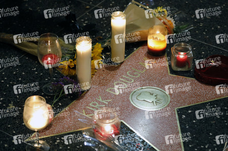 Trauerkundgebungen am Stern von Kirk Douglas in Los Angeles