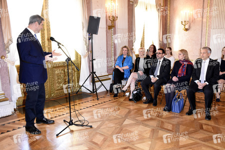 Aushändigung der Ernennungsurkunden an die neuen Kabinettsmitglieder in München