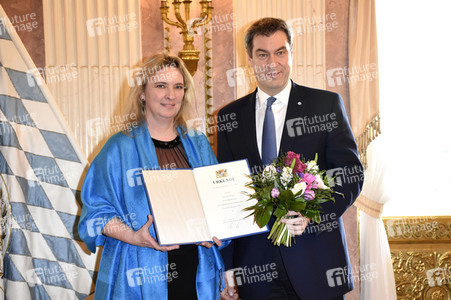 Aushändigung der Ernennungsurkunden an die neuen Kabinettsmitglieder in München