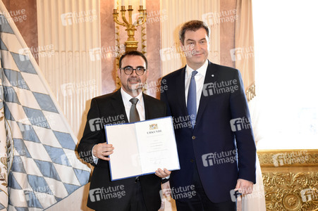 Aushändigung der Ernennungsurkunden an die neuen Kabinettsmitglieder in München