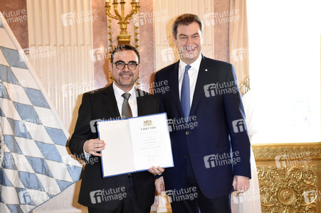 Aushändigung der Ernennungsurkunden an die neuen Kabinettsmitglieder in München