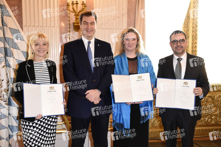 Aushändigung der Ernennungsurkunden an die neuen Kabinettsmitglieder in München