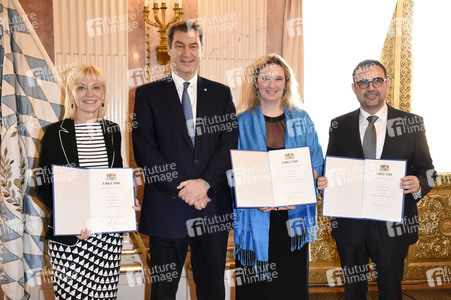 Aushändigung der Ernennungsurkunden an die neuen Kabinettsmitglieder in München