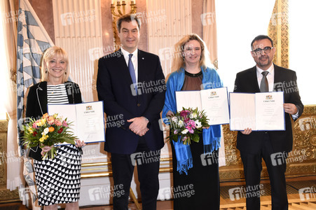 Aushändigung der Ernennungsurkunden an die neuen Kabinettsmitglieder in München