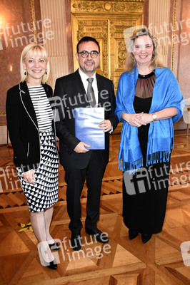 Aushändigung der Ernennungsurkunden an die neuen Kabinettsmitglieder in München
