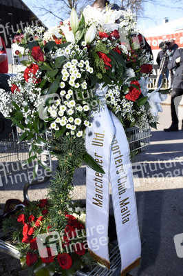 Grundsteinlegung einer Gedenkvitrine für die Opfer des Flugzeugunglücks vor 62 Jahren in München
