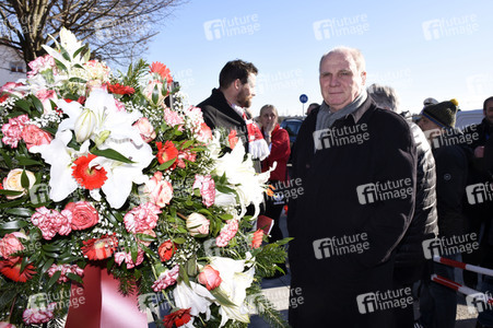 Grundsteinlegung einer Gedenkvitrine für die Opfer des Flugzeugunglücks vor 62 Jahren in München