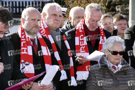 Grundsteinlegung einer Gedenkvitrine für die Opfer des Flugzeugunglücks vor 62 Jahren in München