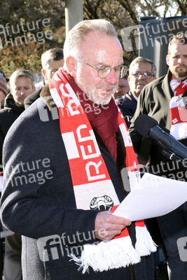 Grundsteinlegung einer Gedenkvitrine für die Opfer des Flugzeugunglücks vor 62 Jahren in München