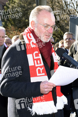 Grundsteinlegung einer Gedenkvitrine für die Opfer des Flugzeugunglücks vor 62 Jahren in München