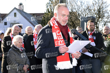 Grundsteinlegung einer Gedenkvitrine für die Opfer des Flugzeugunglücks vor 62 Jahren in München