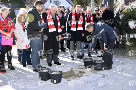 Grundsteinlegung einer Gedenkvitrine für die Opfer des Flugzeugunglücks vor 62 Jahren in München