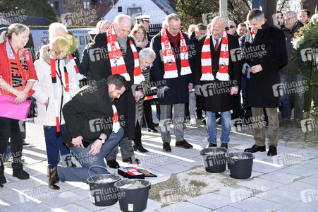 Grundsteinlegung einer Gedenkvitrine für die Opfer des Flugzeugunglücks vor 62 Jahren in München