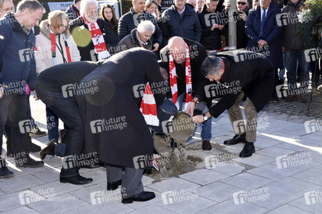 Grundsteinlegung einer Gedenkvitrine für die Opfer des Flugzeugunglücks vor 62 Jahren in München