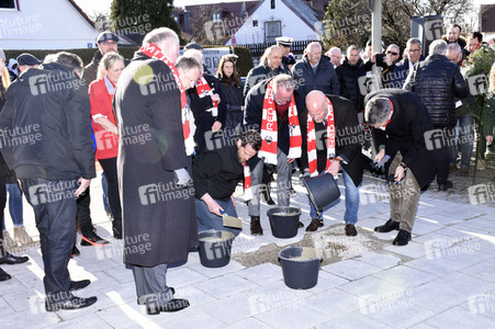 Grundsteinlegung einer Gedenkvitrine für die Opfer des Flugzeugunglücks vor 62 Jahren in München